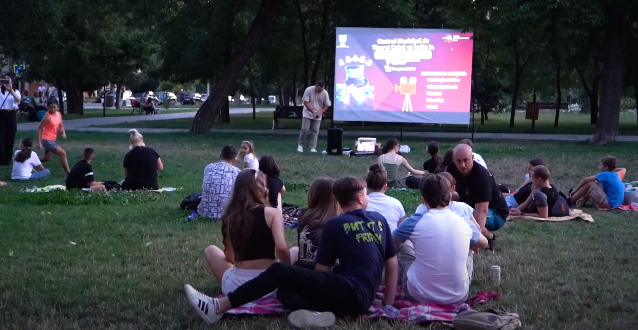 VIDEO/ Locuitorii din Cahul au toată vara seri de cinema în aer liber. Proiect inițiat de un grup de tineri