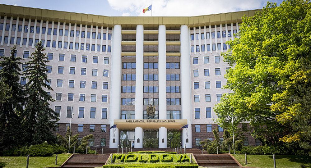 FOTO/ O selecție de mărci poștale, plicuri și cărți poștale, emise din 1991 și până în prezent, expusă la Parlament