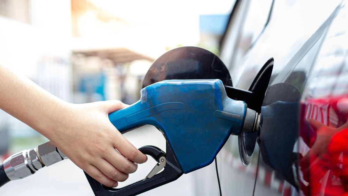 Motorina se ieftinește cu 12 bani. Cât va costa benzina în weekend