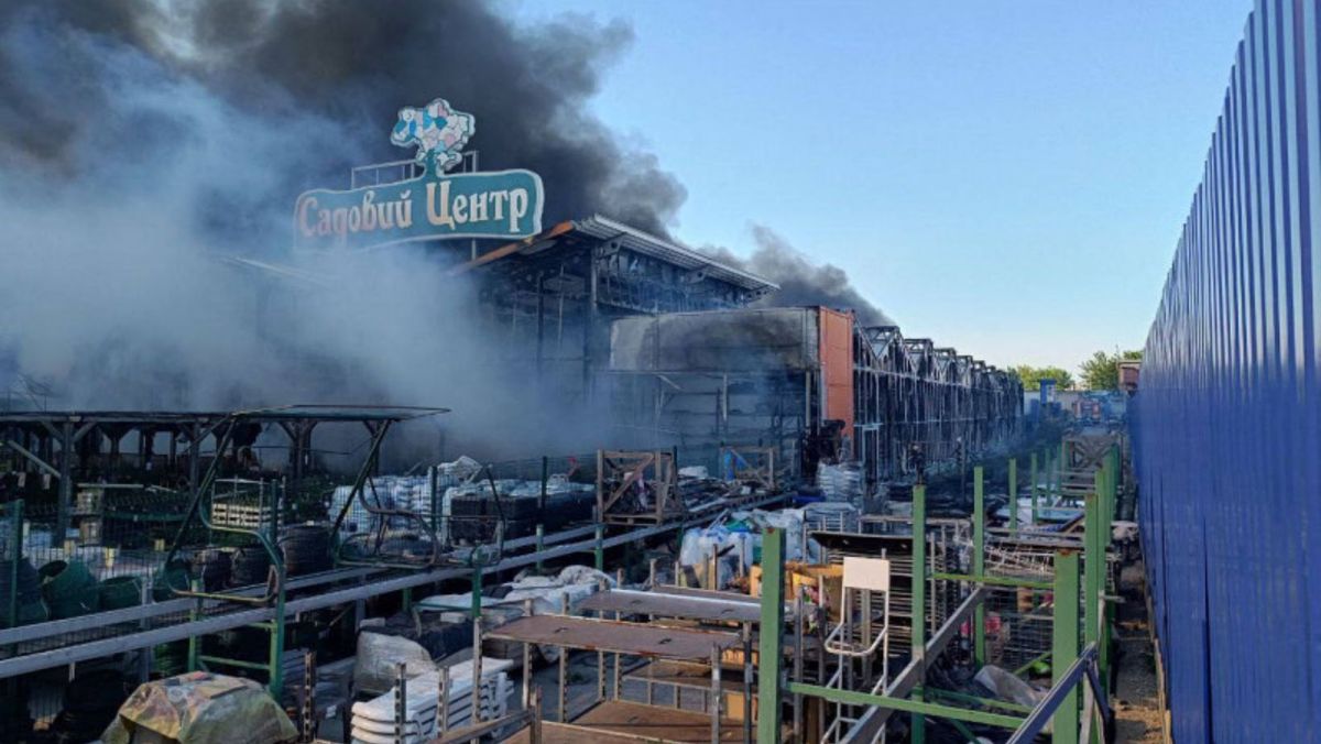FOTO/ Rușii au atacat un magazin cu materiale de construcții din Harkov. Cel puțin 12 oameni au murit