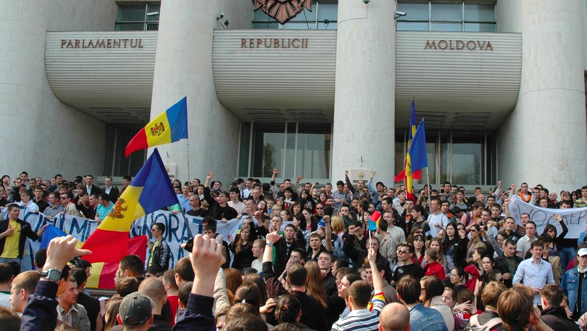 FOTO/ Parlamentul găzduiește o expoziție de fotografii care reflectă evenimentele din 7 aprilie 2009