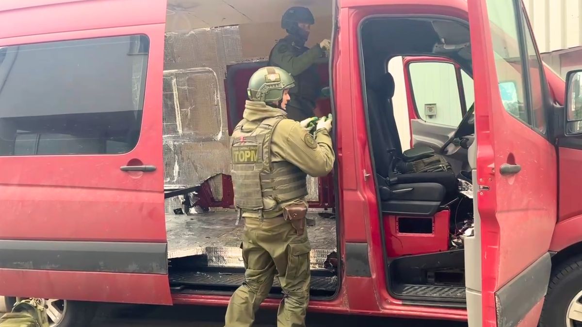 Un microbuz cu numere moldovenești, cu 580 de kg de explozibil, a fost depistat la frontiera cu Belarus