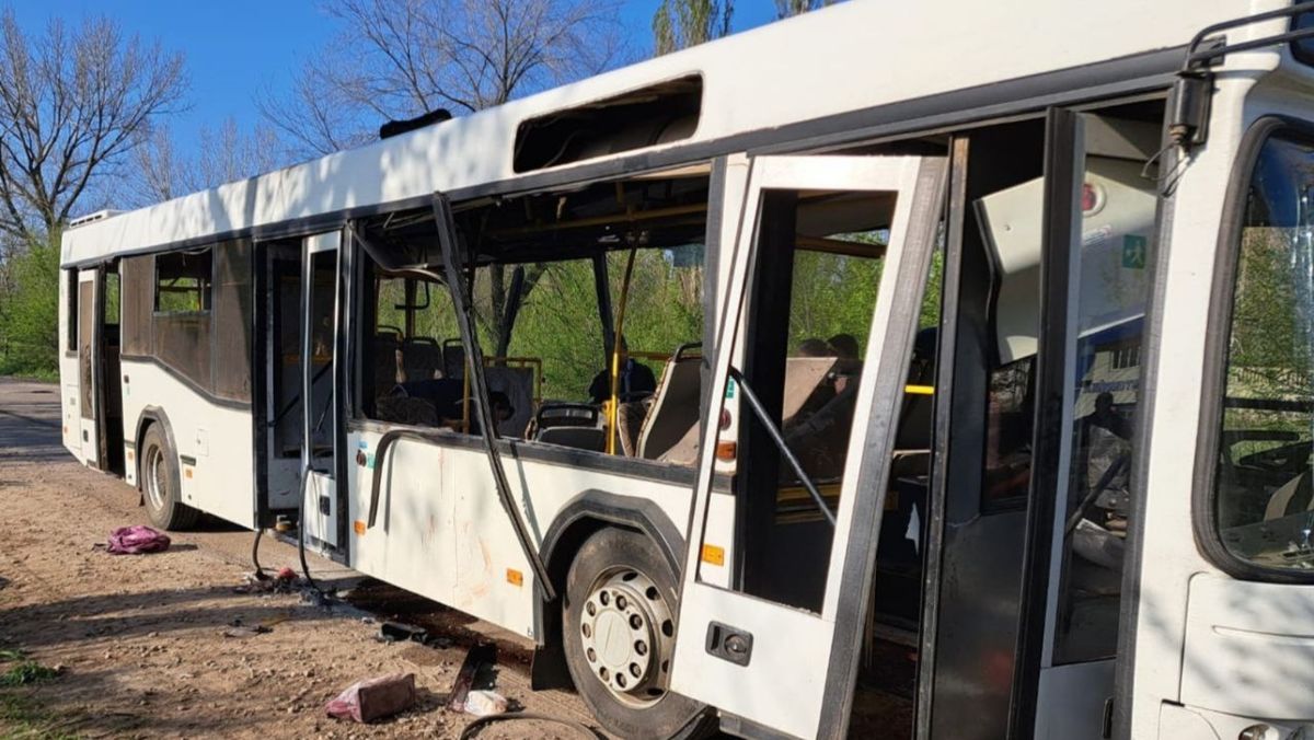 Un autobuz plin cu oameni, lovit de o dronă kamikaze. Cel puțin nouă oameni au murit, iar alți 30 sunt răniți