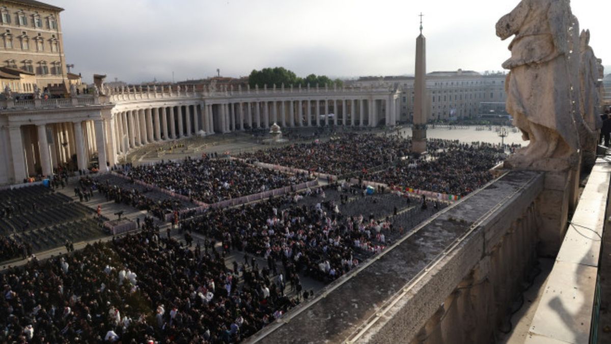 Mii de oameni s-au adunat în Piața Sfântul Petru pentru funeraliile Papei Francisc