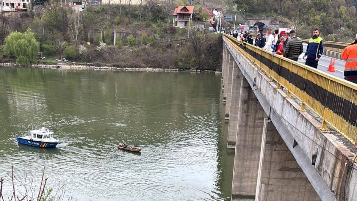 Un microbuz a căzut în Dunăre, după un accident, în România. A fost activat Planul Roșu de Intervenție