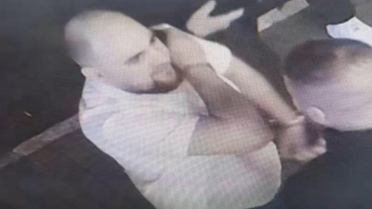 Bărbatul din imagini, căutat de Poliție. Este bănuit de comiterea unui furt într-un local din capitală - VIDEO