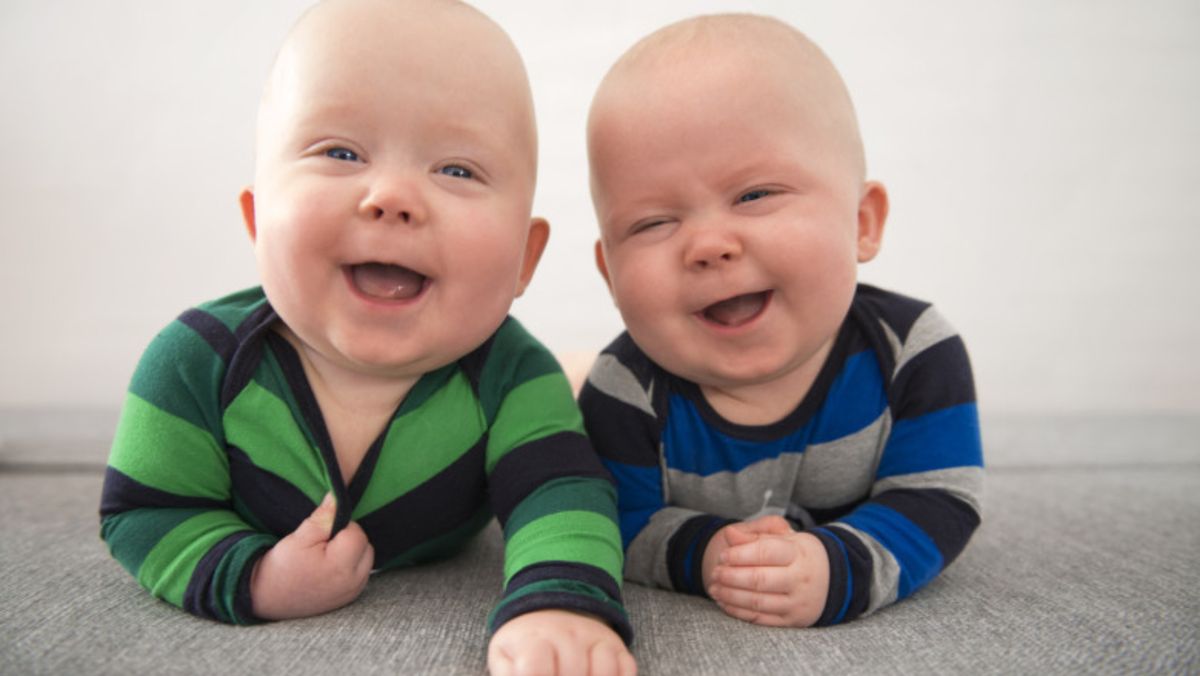 Tații de gemeni sau tripleți urmează să beneficieze de concediu paternal și indemnizații
