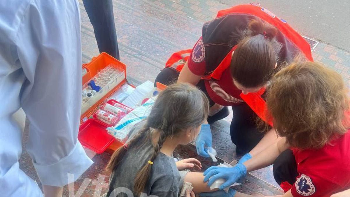 Accident rutier în Chișinău. O fetiță de 9 ani a ajuns la spital, după ce a fost tamponată pe trotuar de o mașină