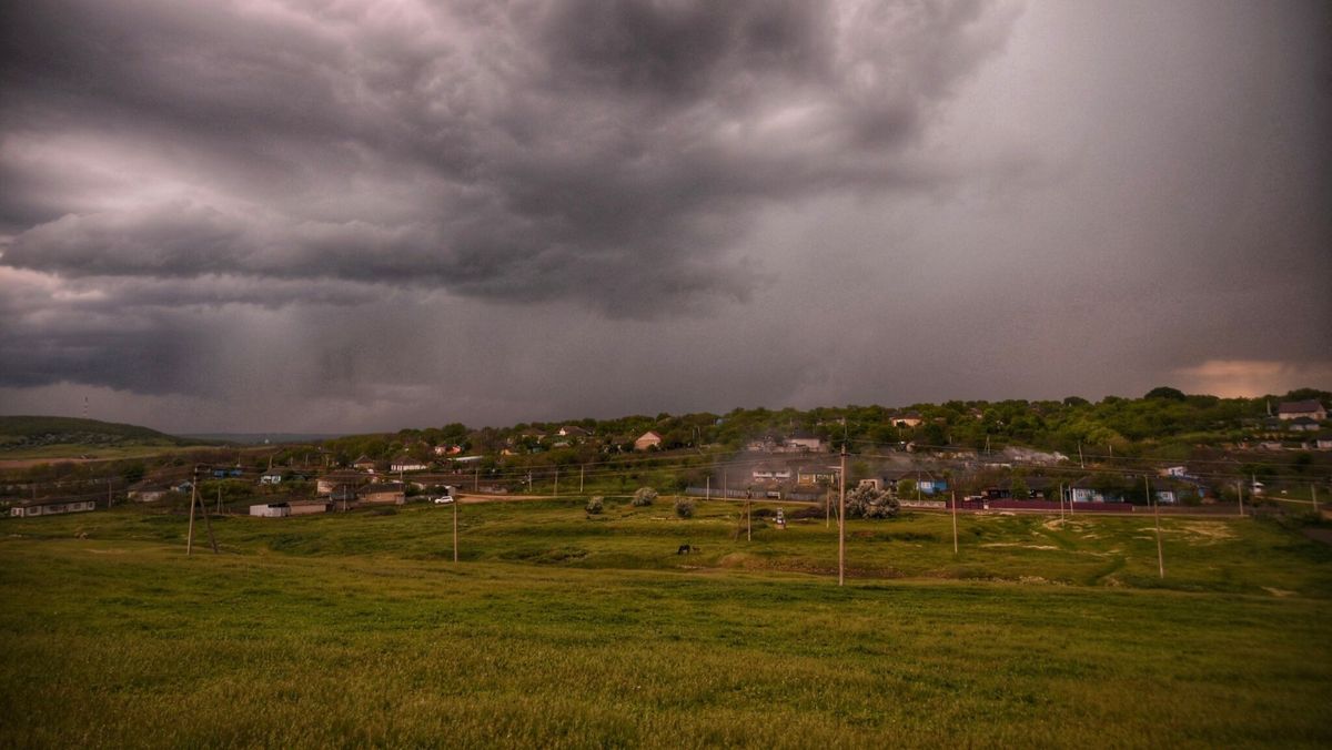 Cod galben de instabilitate atmosferică în aproape toată țara. Se așteaptă ploi cu descărcări electrice
