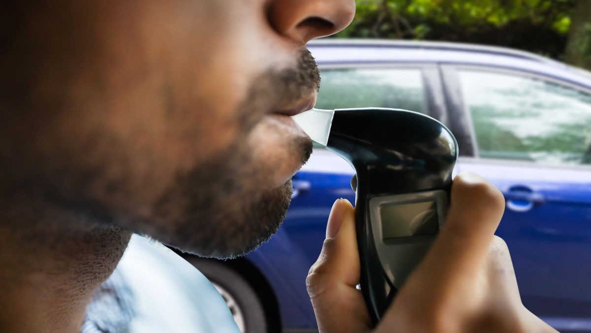 Închisoare și amendă de 200.000 de lei. Un șofer a urcat beat la volan și a încercat să corupă polițiștii