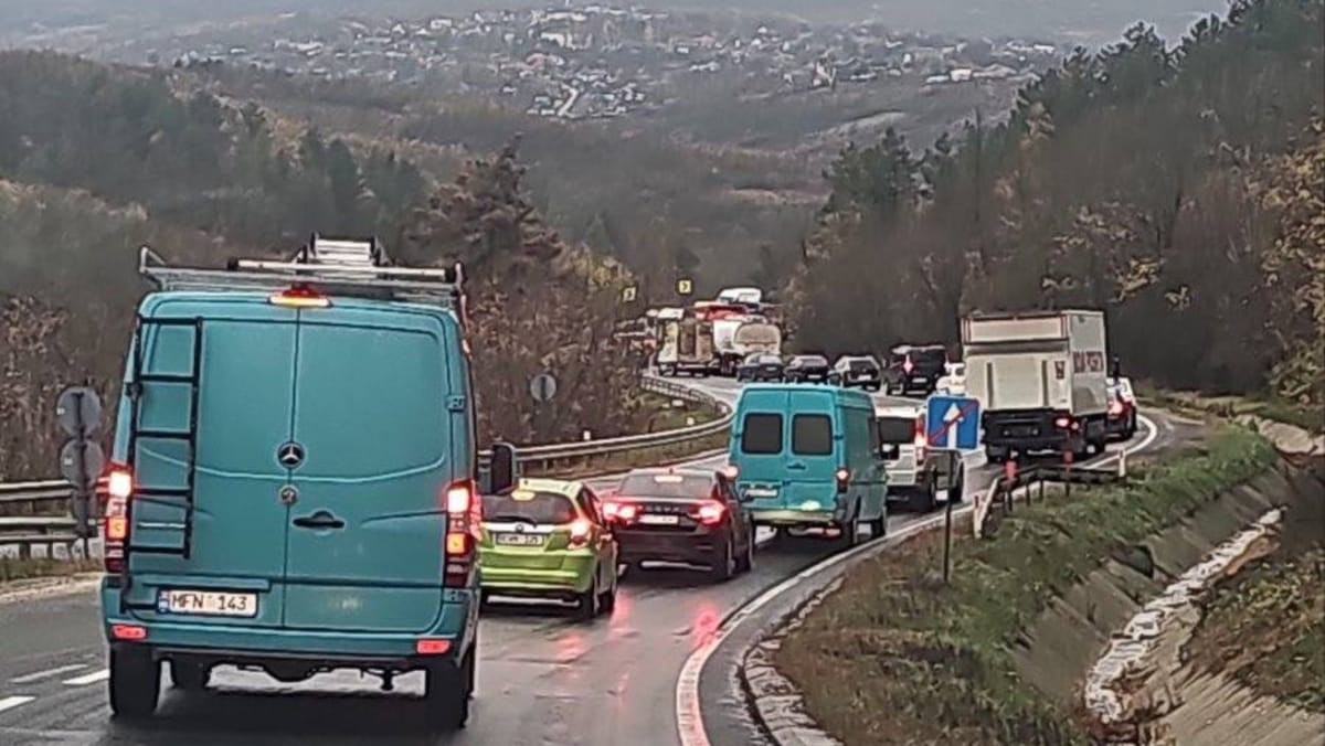 Accident pe traseul Chișinău-Hîncești: Un autocar cu pasageri la bord s-a răsturnat în șanț
