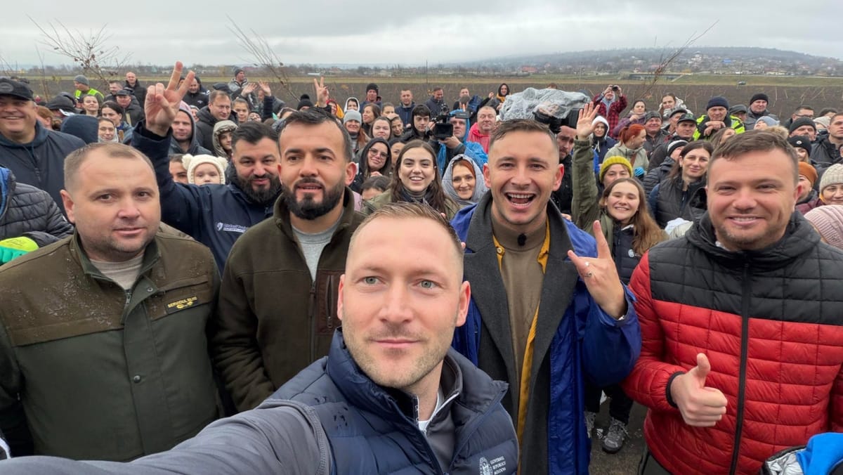 FOTO/ Campania națională de împădurire continuă. O pădure de circa zece hectare a fost plantată la Negureni