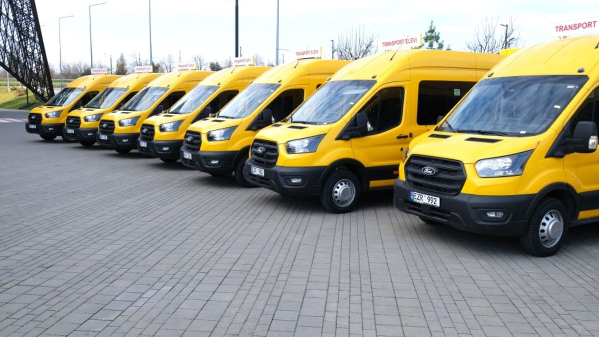 Transport sigur pentru elevi: 23 de microbuze noi au fost distribuite instituțiilor de învățământ din țară