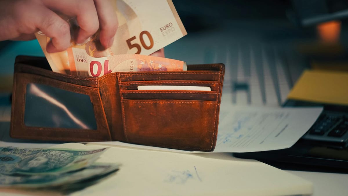 Euro crește puțin, dolarul continuă să scadă. Cum arată cursul valutar pentru 29 ianuarie, față de ieri
