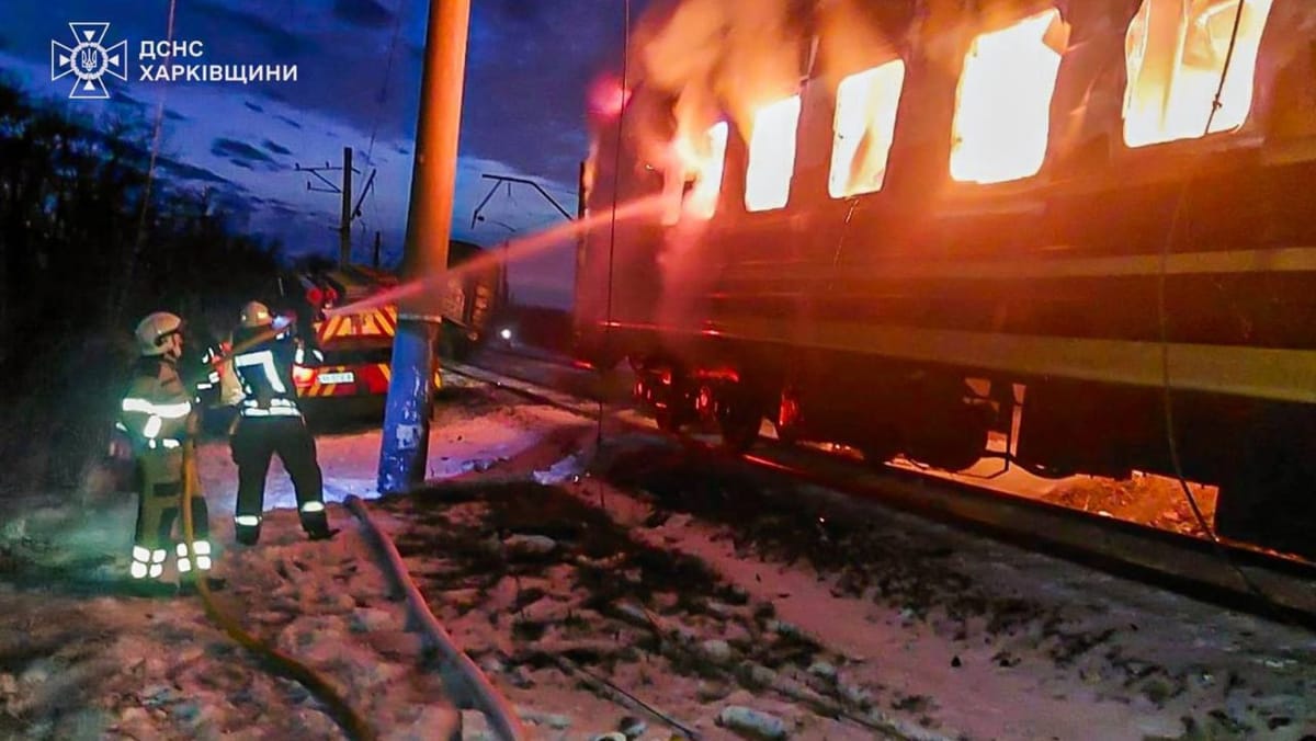 VIDEO/ Un atac cu drone rusești asupra unui tren de pasageri din Harkov a ucis cel puțin cinci civili