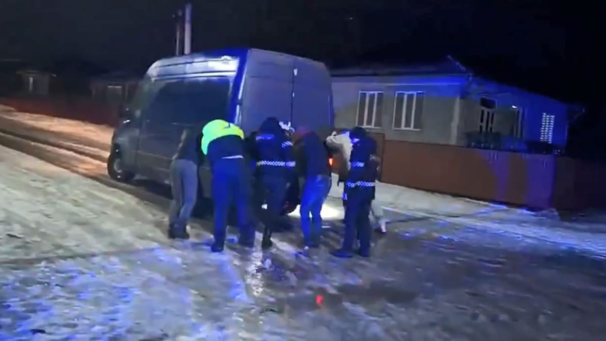 VIDEO/ Polei pe trotuare și drumuri. Poliția atenționează: Pe traseul Corpaci-Hancăuți se circulă cu dificultate