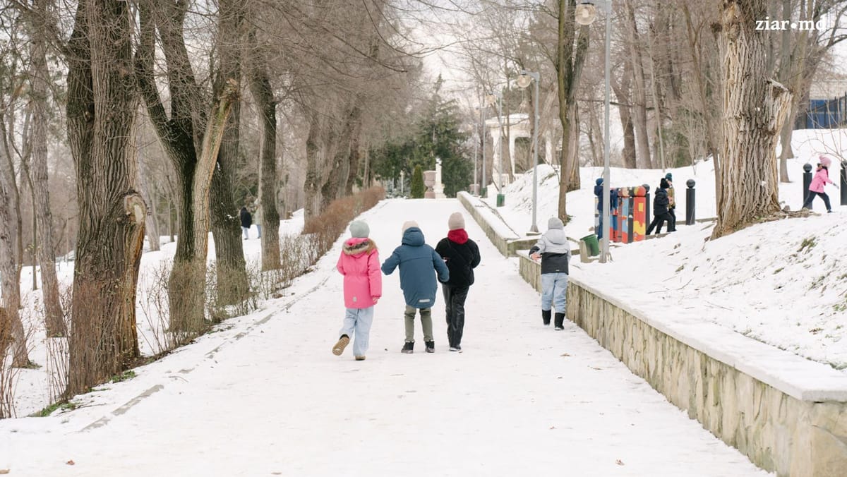 Important! Elevii din capitală revin mâine la ore cu prezență fizică
