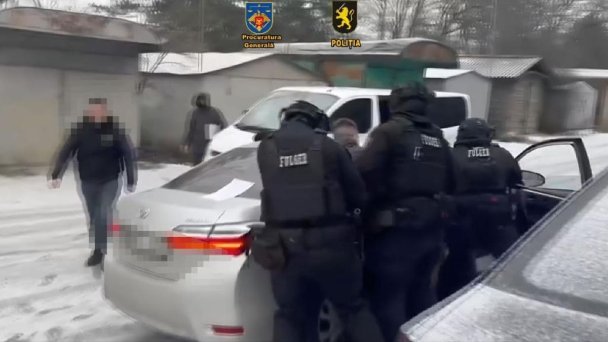 Un tânăr a fost reținut pentru coordonarea unei organizații criminale formate din deținuți. Ar fi implicați adepții „Kitaeț”