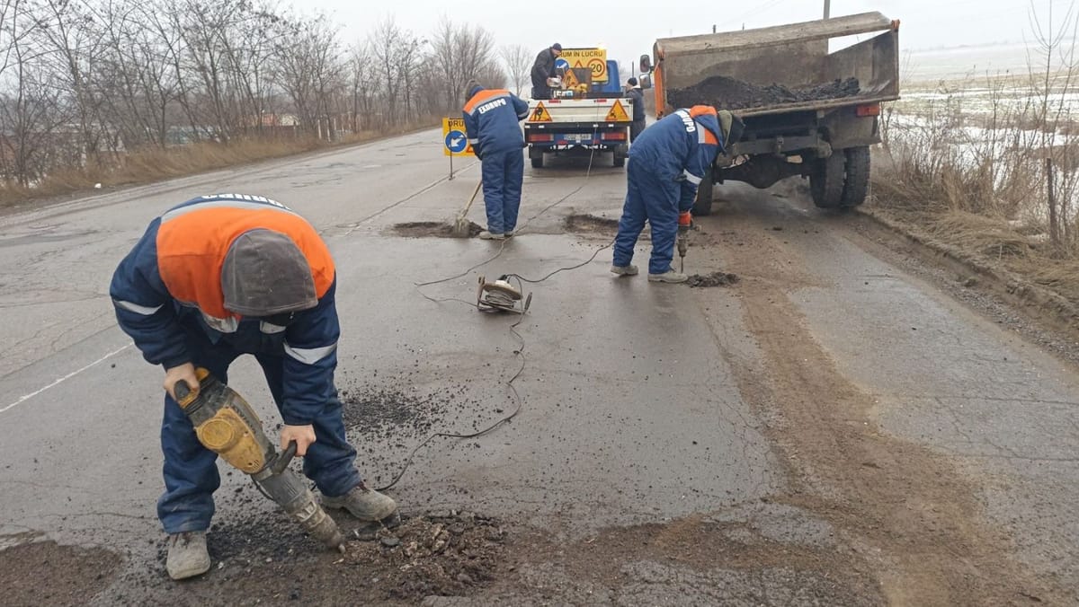 Gropile din Chișinău dau bătăi de cap șoferilor. Municipalitatea spune că va interveni „imediat ce vremea va permite”