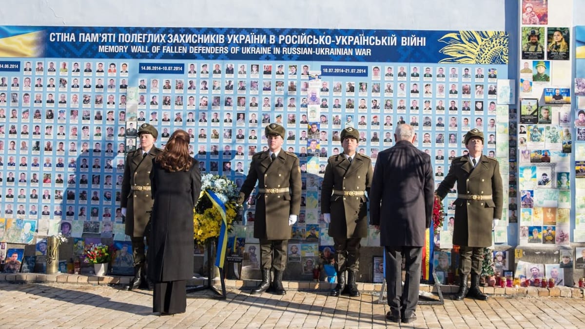 Premierul Alexandru Munteanu a depus flori la Kiev în memoria apărătorilor Ucrainei: „Pacea și libertatea sunt neprețuite”