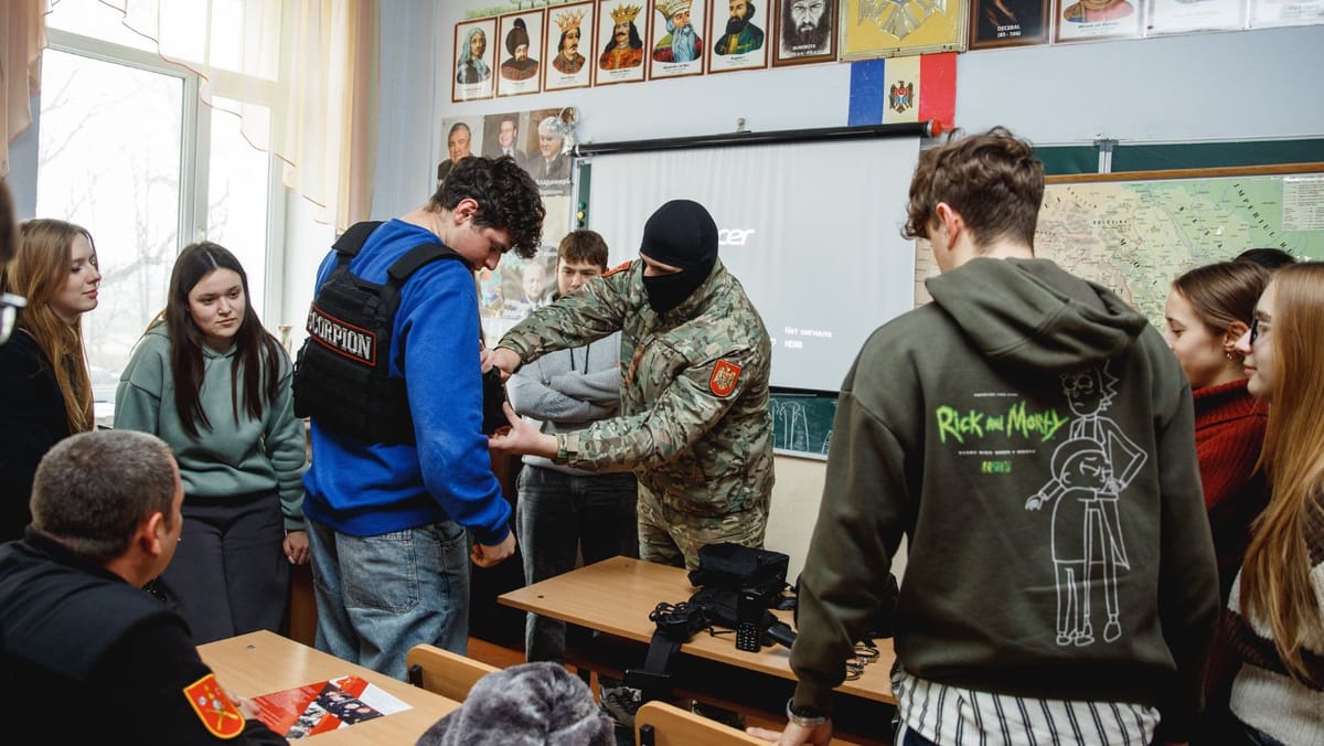 Aproximativ 50 de tineri din Basarabeasca au descoperit ce înseamnă, pe înțelesul lor, meseria de carabinier