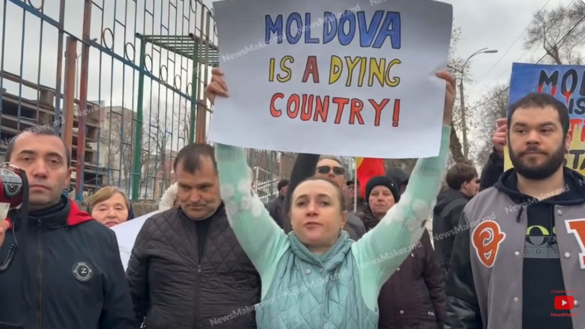 În adiacentul Palatului Republicii a fost organizat un protest. Manifestanților li s-ar fi promis între 500 și o mie de lei