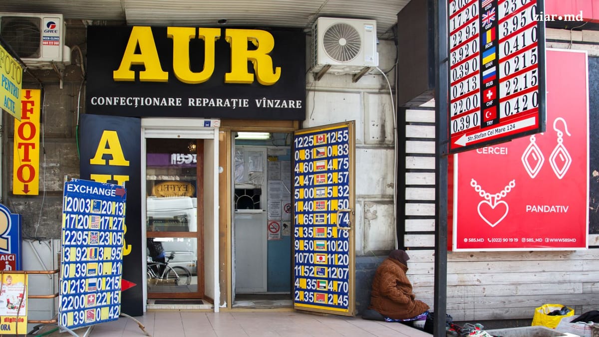 Curs valutar: Moneda națională pierde teren în raport cu euro și dolarul american