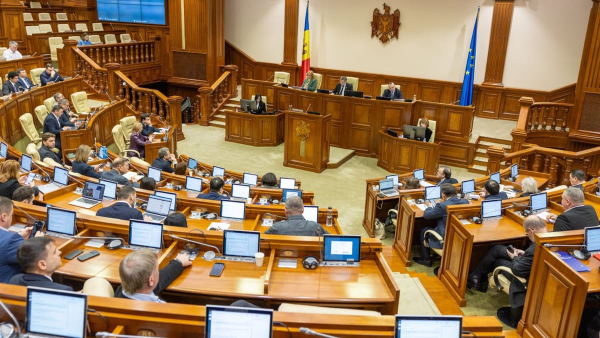 LIVE/ Ședința Parlamentului. Moțiunea simplă împotriva Ministerului Apărării, pe ordinea de zi