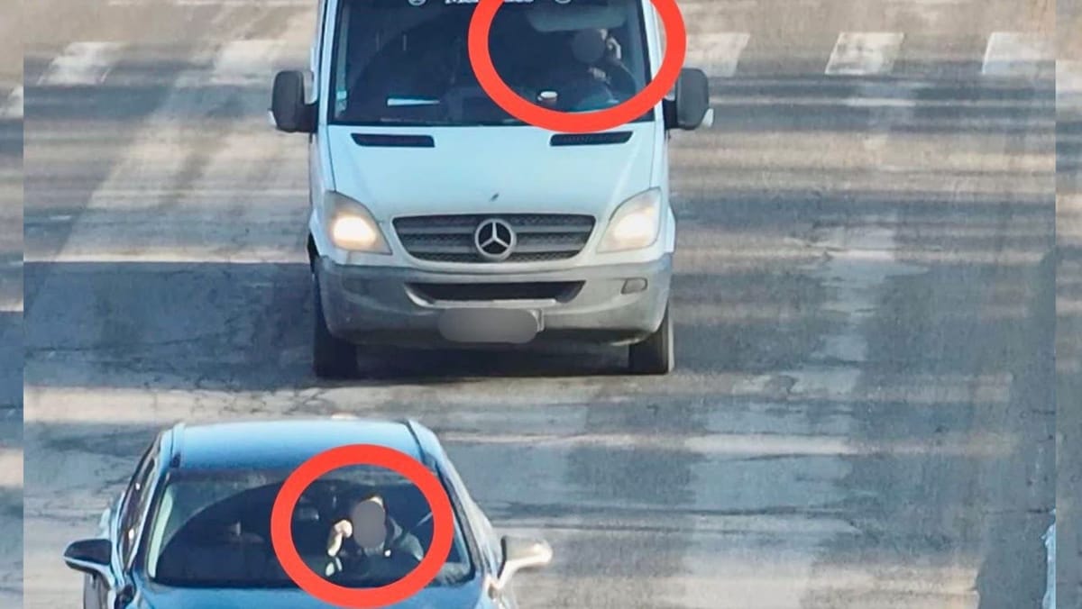FOTO/ Te afli și tu printre ei? Iată câți șoferi au fost amendați pentru utilizarea telefonului la volan