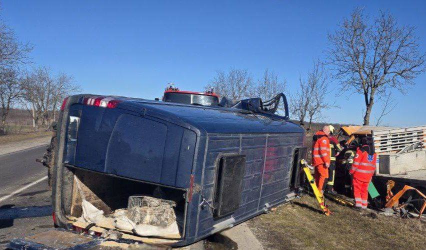 FOTO/ Accident fatal în apropiere de Negrești - două persoane au murit. Mașini făcute zob, șofer - blocat printre fiare