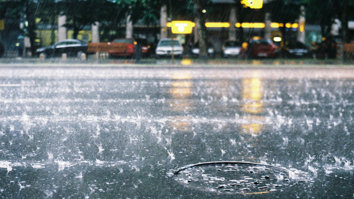 Vreme schimbătoare în weekend: ploi, cer acoperit și ceață în unele zone