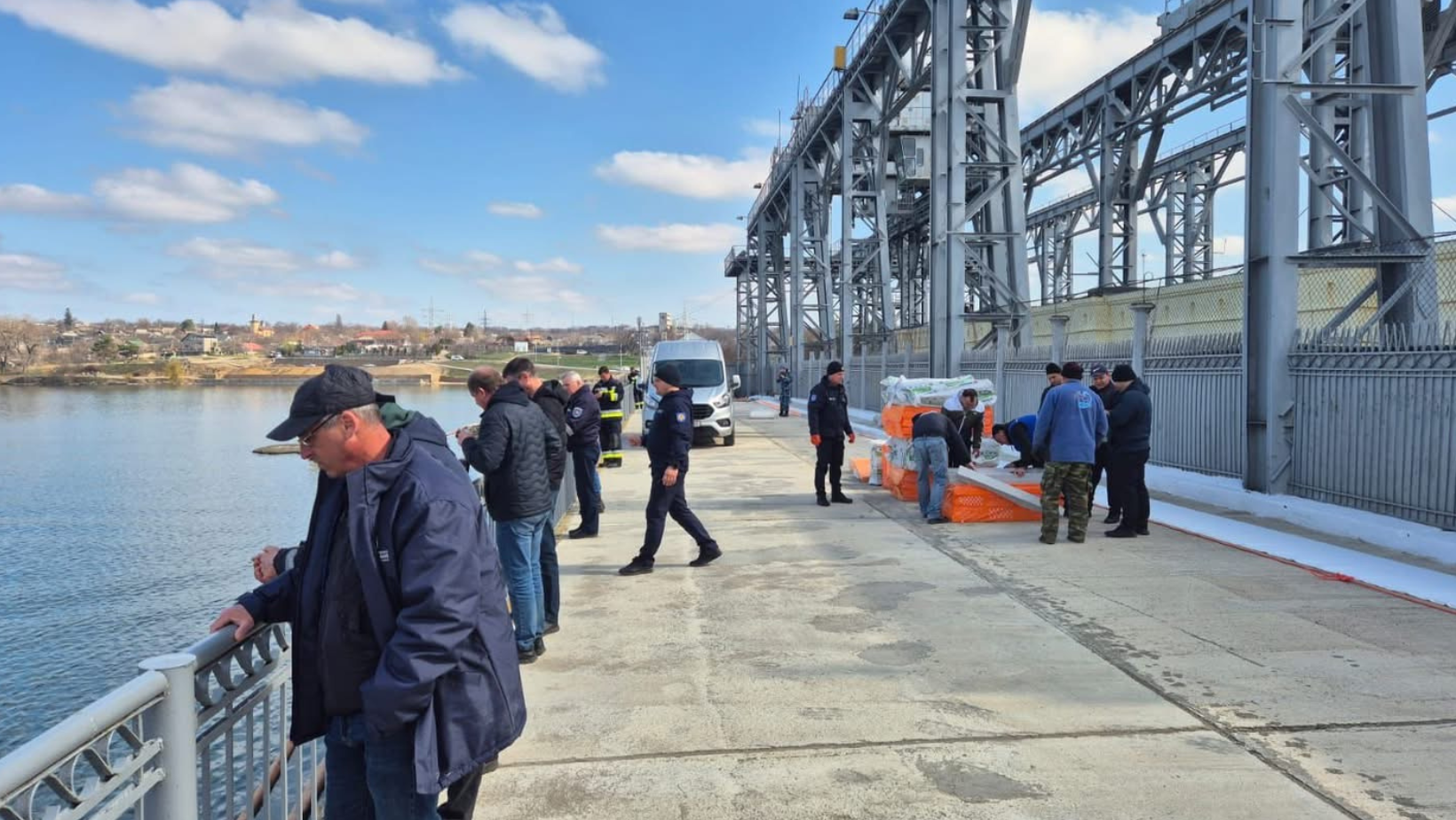 Intervenții continue pe Nistru: noi materiale absorbante pentru combaterea poluării, autoritățile rămân în alertă