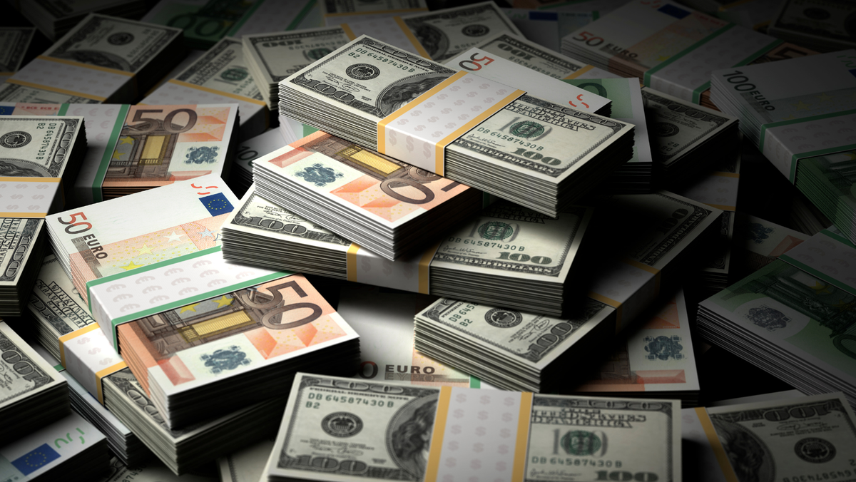 Cursul valutar pentru weekend - ce se întâmplă cu euro și dolarul