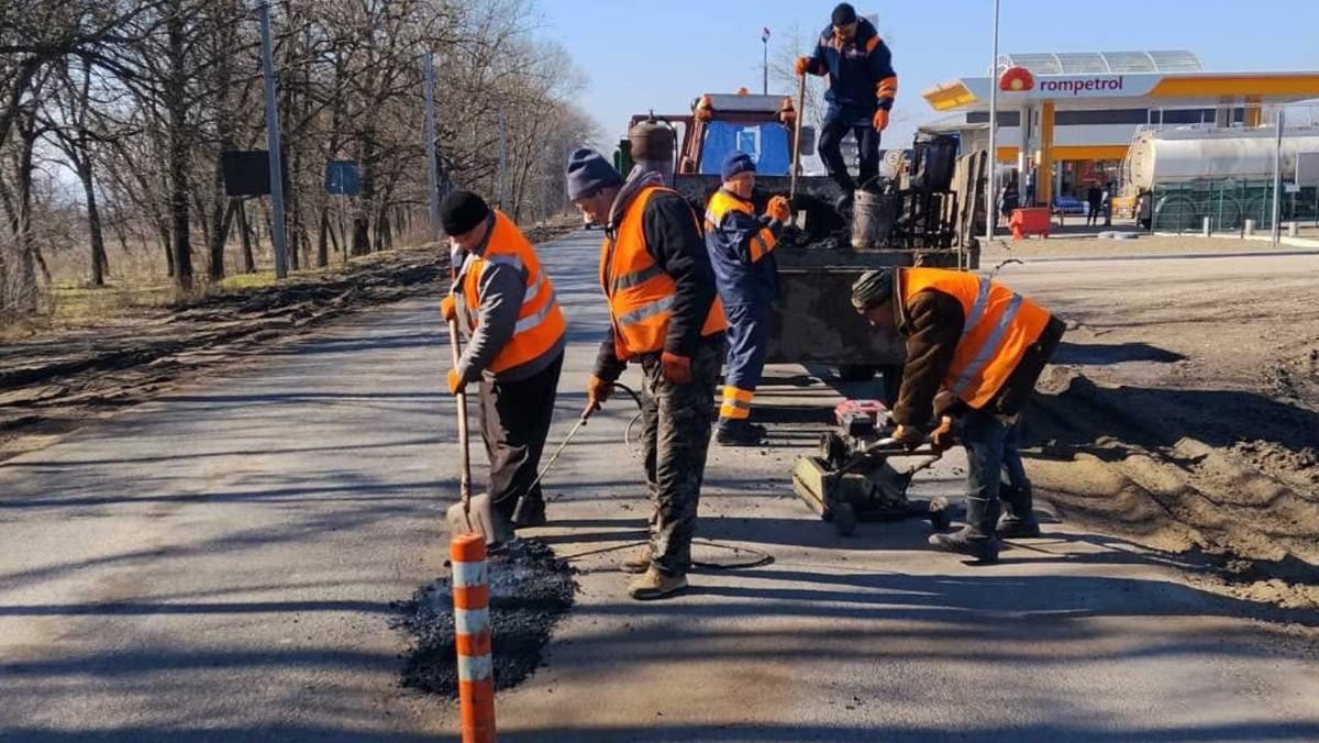 Atenție, șoferi: drumarii intervin astăzi pe mai multe sectoare de drum național