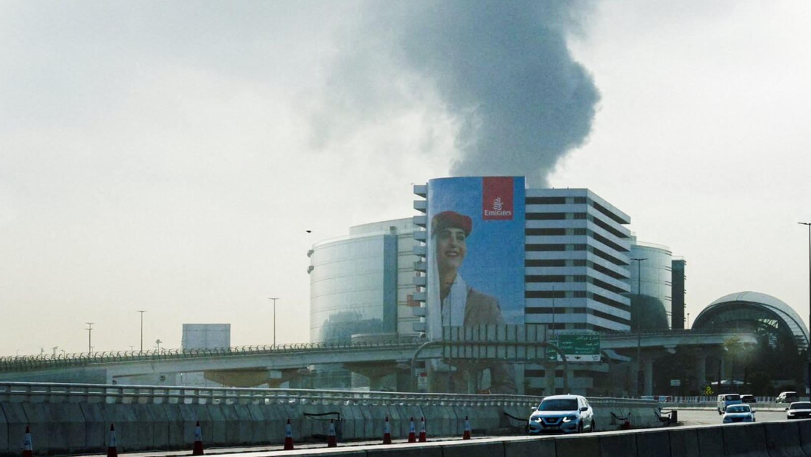 Zboruri suspendate pe aeroportul din Dubai, după un atac cu dronă care a provocat un incendiu la un rezervor de combustibil