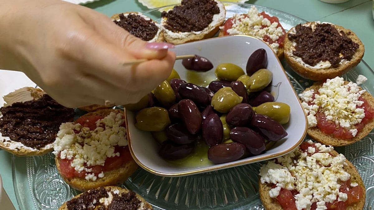 Moldoveanca care produce ulei de măsline pe insula Creta a organizat un atelier inedit în orașul Fălești