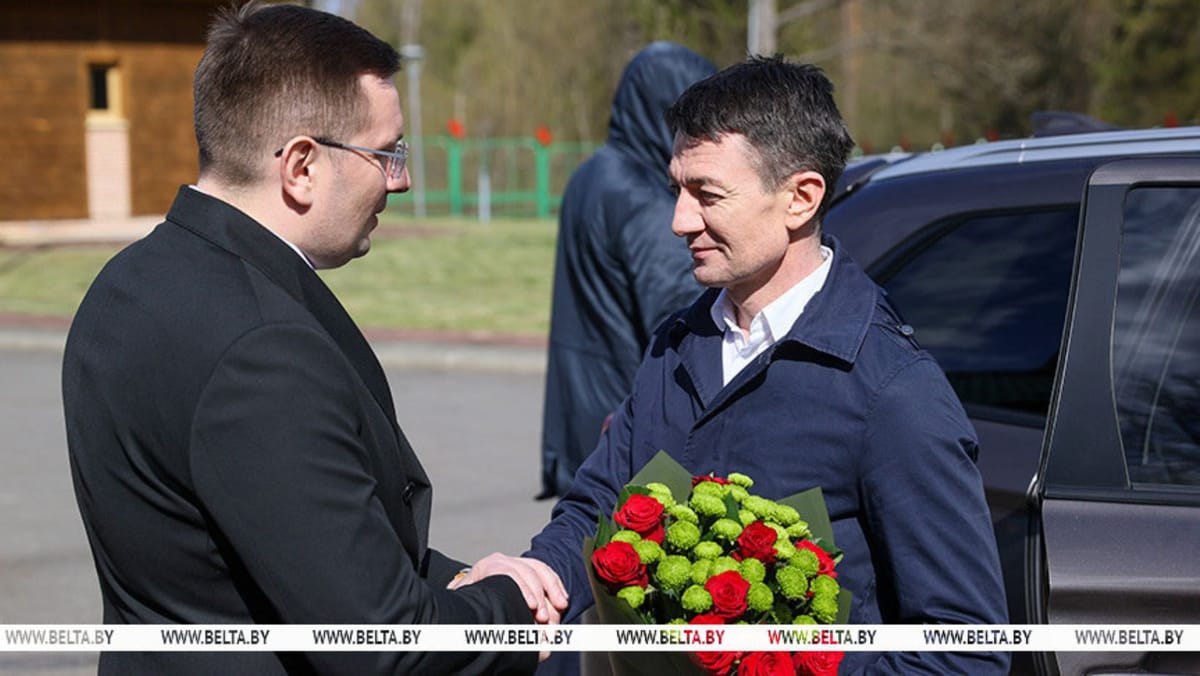 Alexandru Bălan, întâmpinat cu flori în Belarus după schimbul de deținuți: „...sunt acasă”