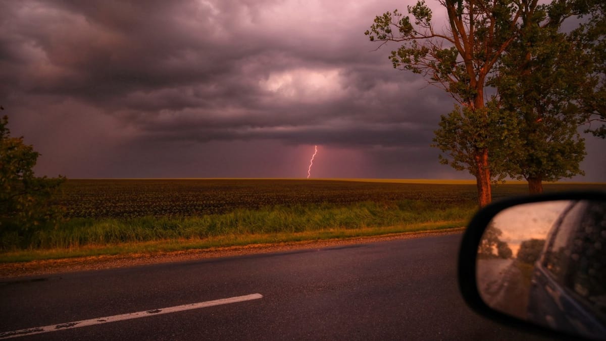 Cod galben de instabilitate atmosferică și descărcări electrice în toată țara. Meteorologii prognozează grindină și vijelie