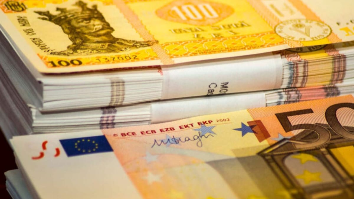 Mișcări pe piața valutară: Euro pierde aproape trei bani, dolarul câștigă mai mult de doi
