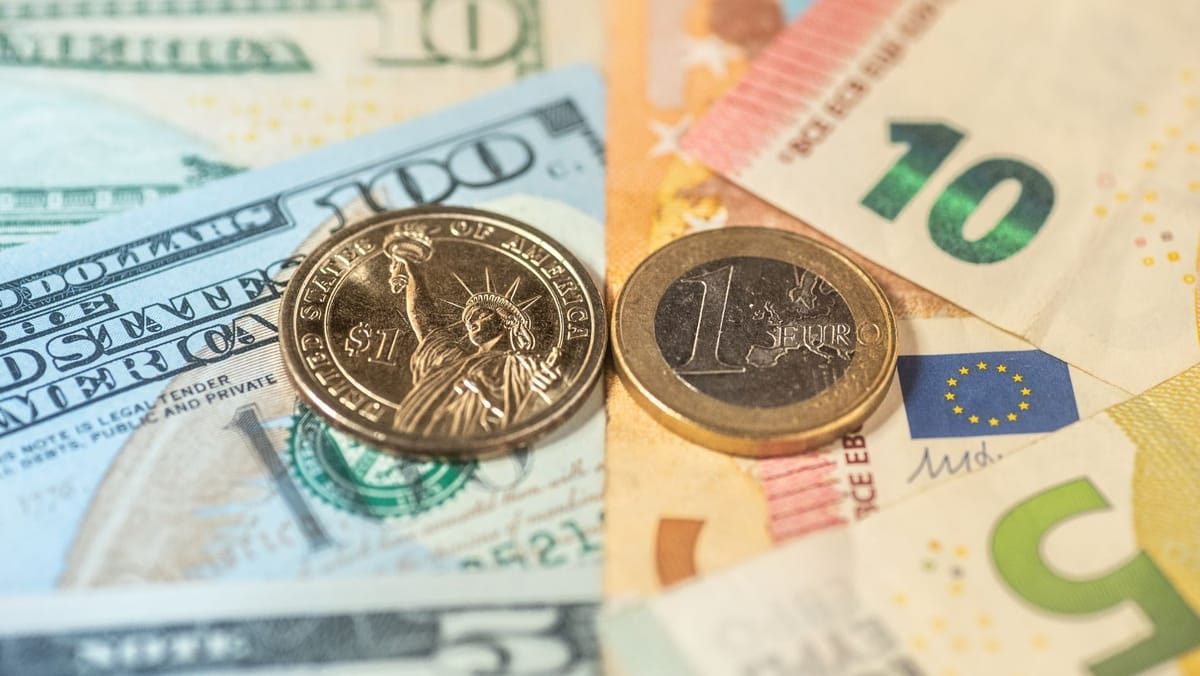 Dolarul american se ieftinește cu aproape 15 bani. Cât costă euro