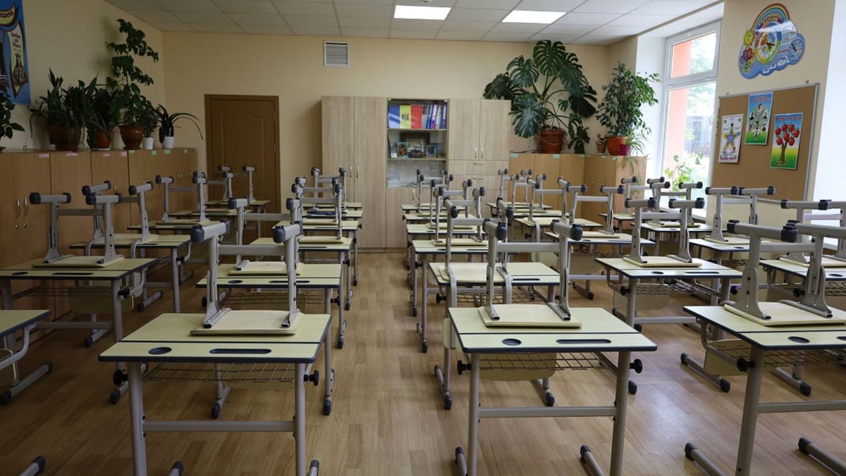 Un tânăr profesor din R. Moldova ar fi fost agresat de către părintele unui elev chiar în sala de clasă