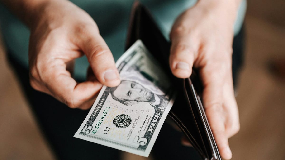 Euro, dolarul și leul românesc se scumpesc la început de săptămână. Cursul valutar pentru luni, 11 mai