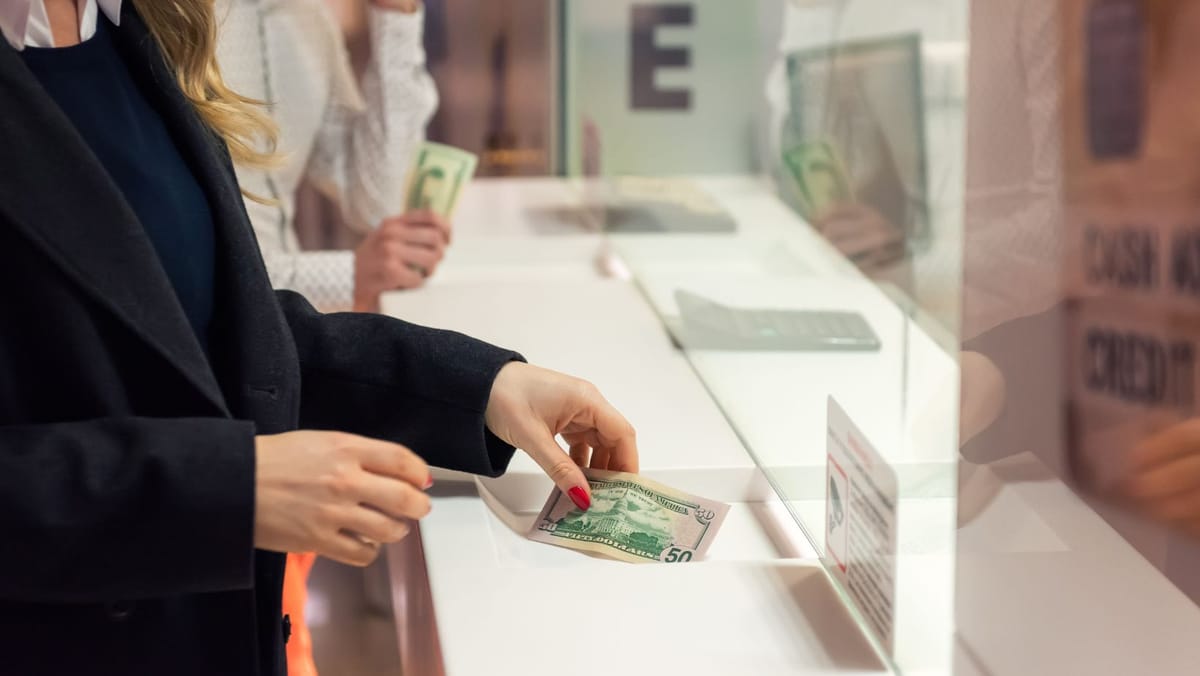 Curs valutar pentru miercuri.  Euro scade, dolarul urcă ușor