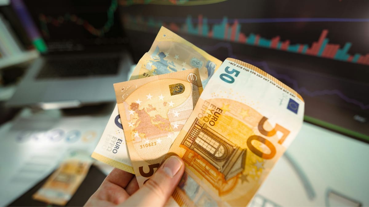 Euro și dolarul se ieftinesc, leul românesc crește. Cursul valutar pentru marți, 12 mai