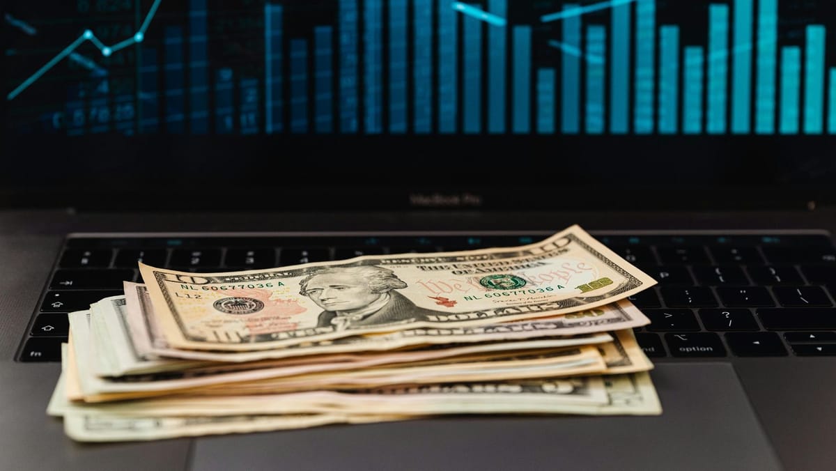 Euro și leul românesc se ieftinesc, dolarul se apreciază. Cursul BNM pentru joi