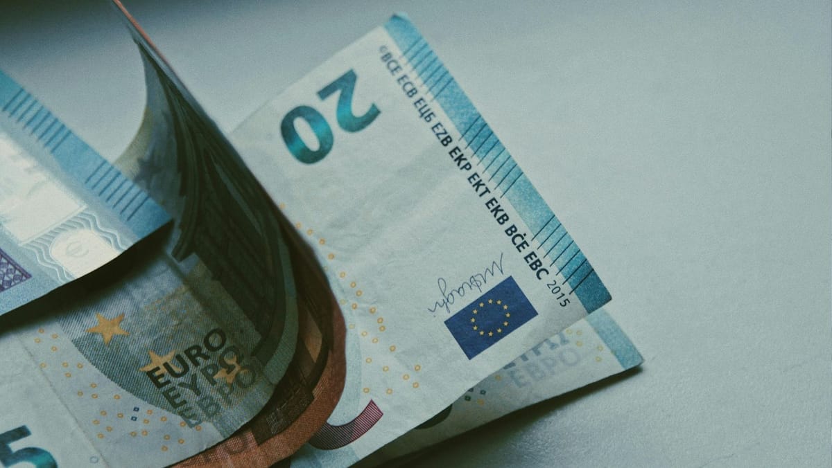 Euro și dolarul încep săptămâna în creștere. Cursul BNM pentru 25 mai