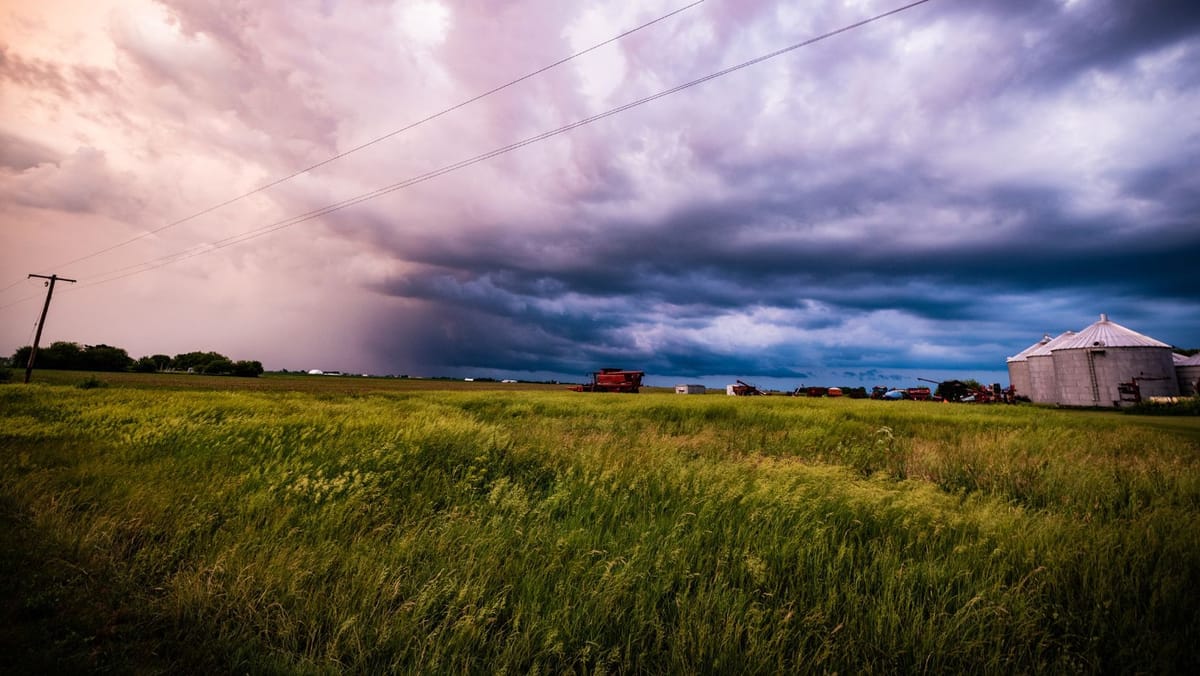 Grindină și furtuni izolate: meteorologii anunță vreme instabilă pentru astăzi