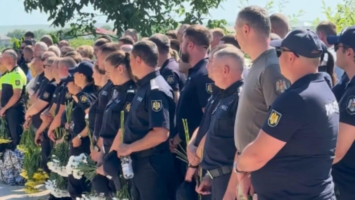 VIDEO/ Polițistul Nicolae Dragan, petrecut pe ultimul drum. La procesiune a participat șeful IGP și ministra de Interne