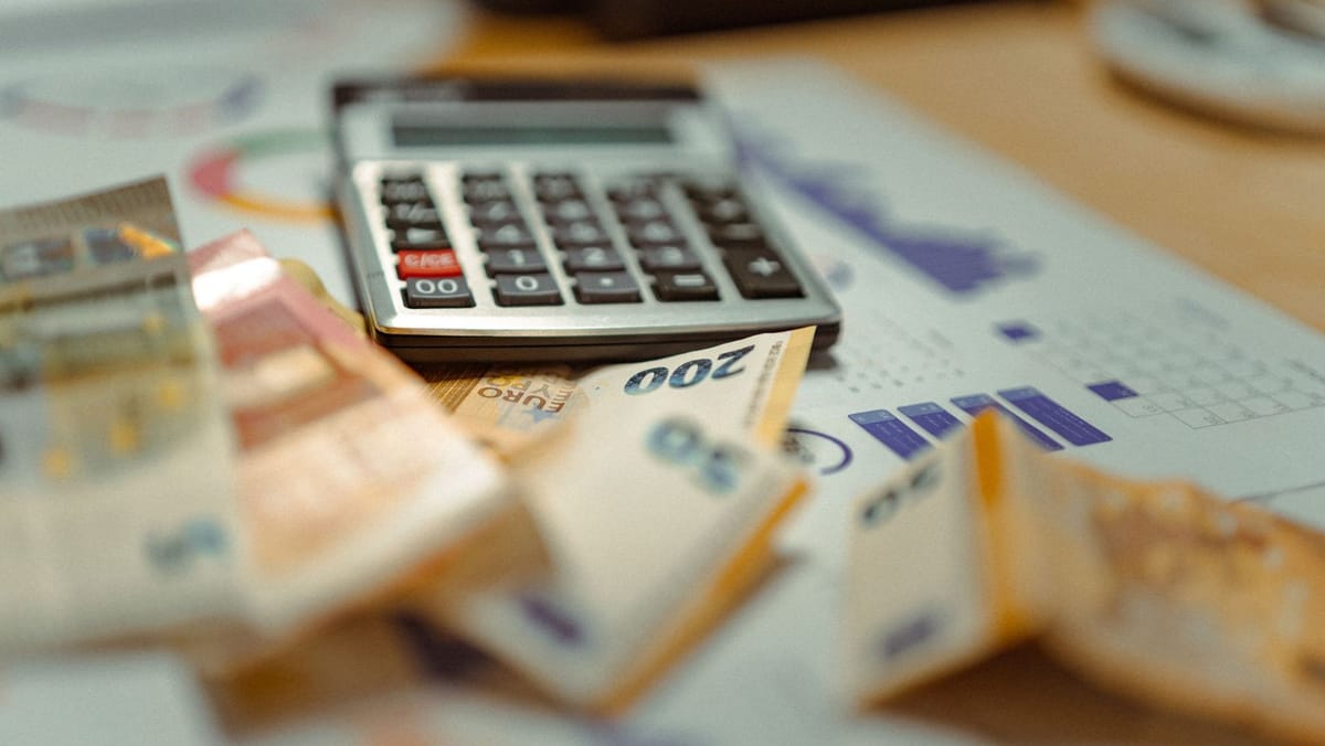 Euro scade ușor, iar dolarul se apreciază. Cursul valutar pentru joi, 4 iunie