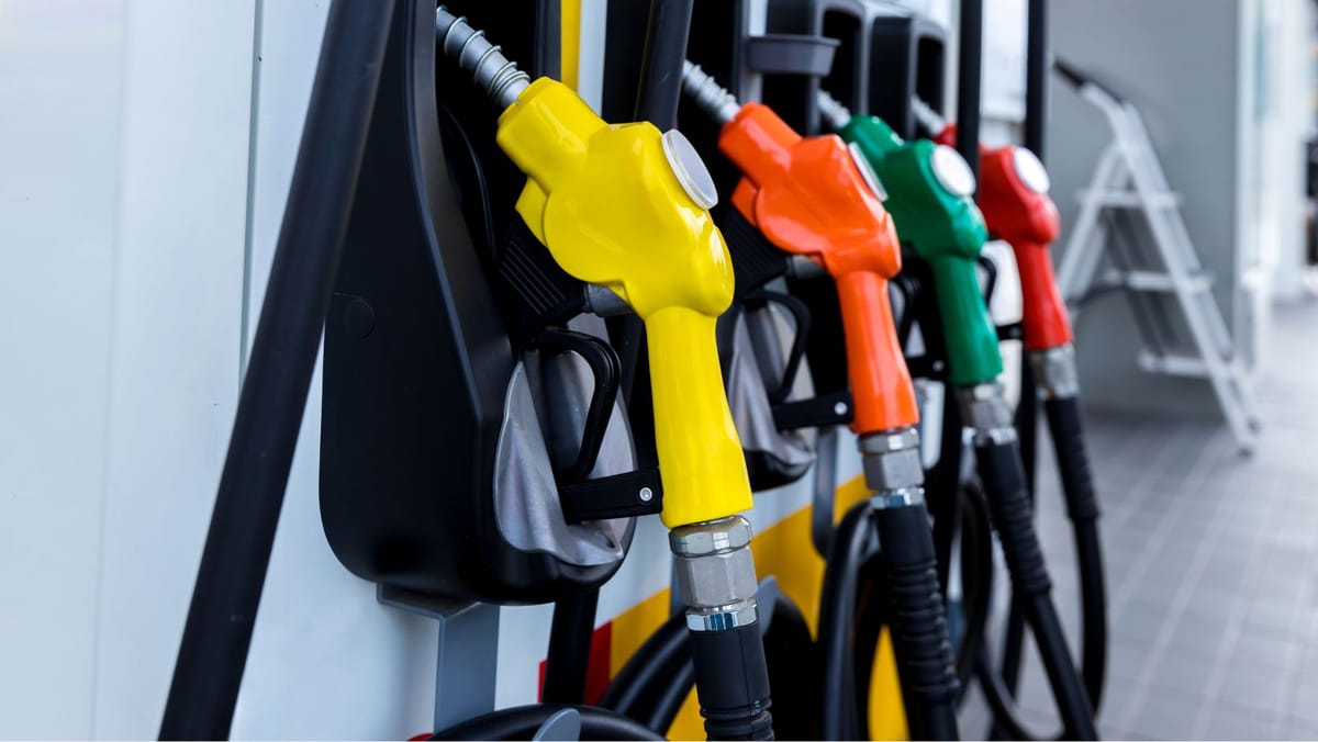 Prețurile la carburanți continuă să coboare.  Motorina scade cu 33 de bani, iar benzina cu 13 bani